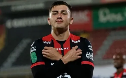 Fernán Farron con la camiseta de Alajuelense