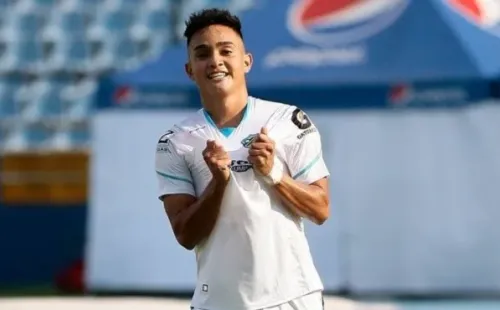 Óscar Santiz con la camiseta de Comunicaciones