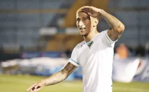 Stheven Robles con la camiseta de Comunicaciones