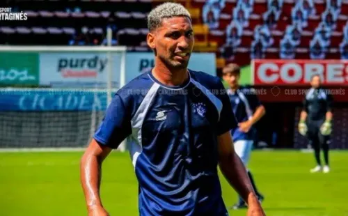Marcel Hernández con la camiseta del Cartaginés