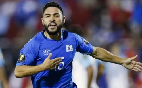 Alexander Roldán con la camiseta de El Salvador