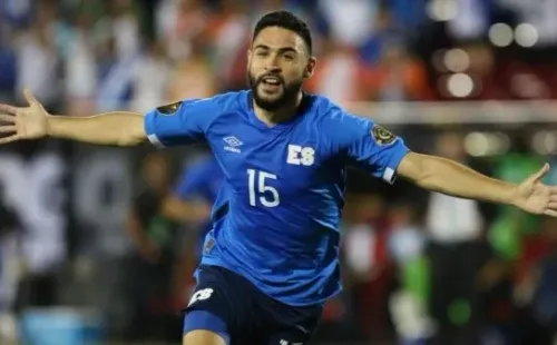 Alex Roldán con la camiseta de El Salvador