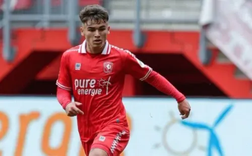 Manfred Ugalde con la camiseta delTwente