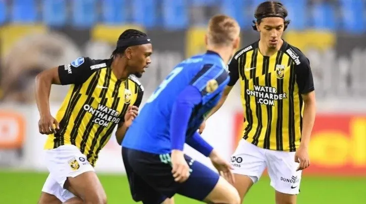 Enrico Dueñas sumaria minutos ante el Ajax.