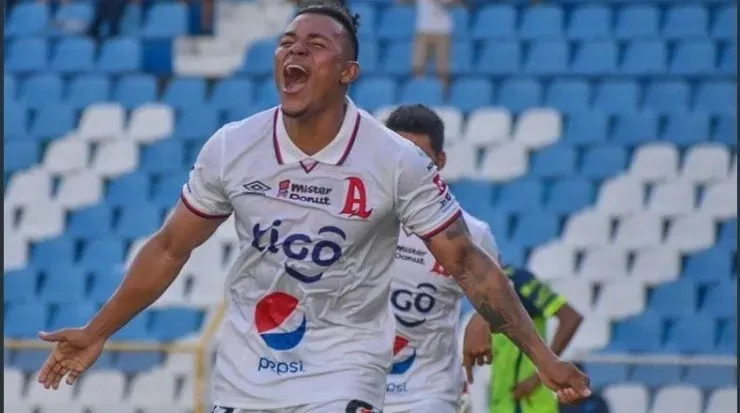 Mercado sueña con jugar para El Salvador.