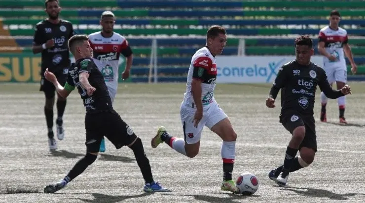 Carlos Mora intentó desequilibrar pero sin efectividad en el área (LDA Oficial)