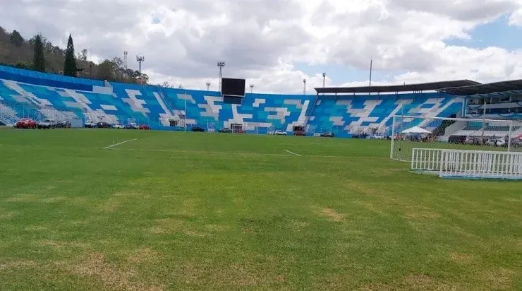 Las tribunas comienzan a tomar color.