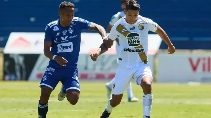 Jeikel Venegas disputa el balón con Orlando Galo (CSH Oficial)