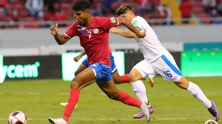 Johan Venegas en acción de ataque contra El Salvador en el Estadio Nacional de Costa Rica (Fedefut CR)