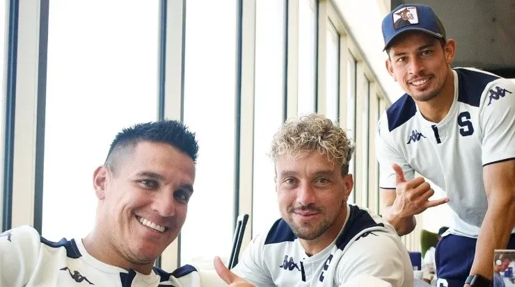 David Guzmán, Christian Bolaños y Ariel Rodríguez en el aeropuerto Juan Santamaría esta mañana, antes de partir hacia México (Saprissa Oficial)