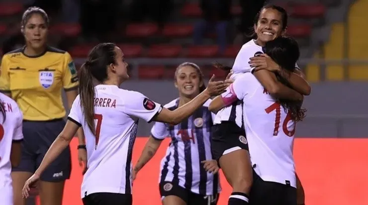 Las seleccionadas celebran su anotación (Fedefut CR)