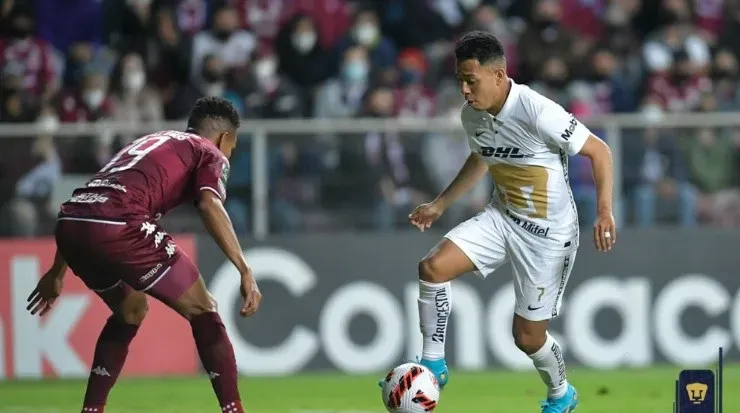 Sebastián Saucedo enfrentado al defensor saprissista (Pumas Oficial)