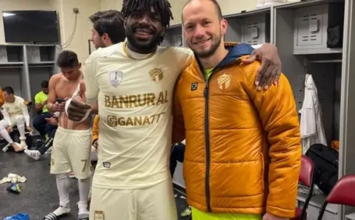 Manuel Gamboa junto a Kevin Moscoso (Comunicaciones FC)