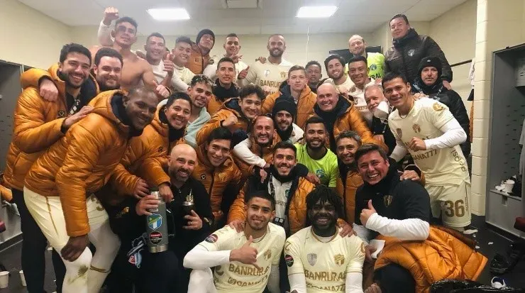 Celebración crema después del partido y la clasificación a cuartos de final de la SCCL (Comunicaciones Oficial)