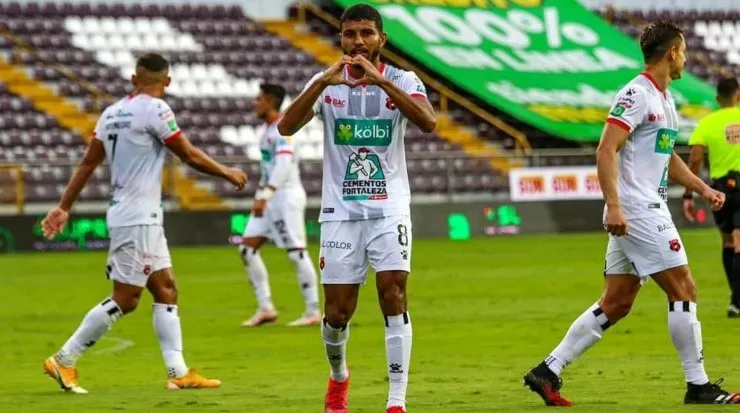 Johan Venegas celebrando una de sus 99 anotaciones (LDA Oficial)