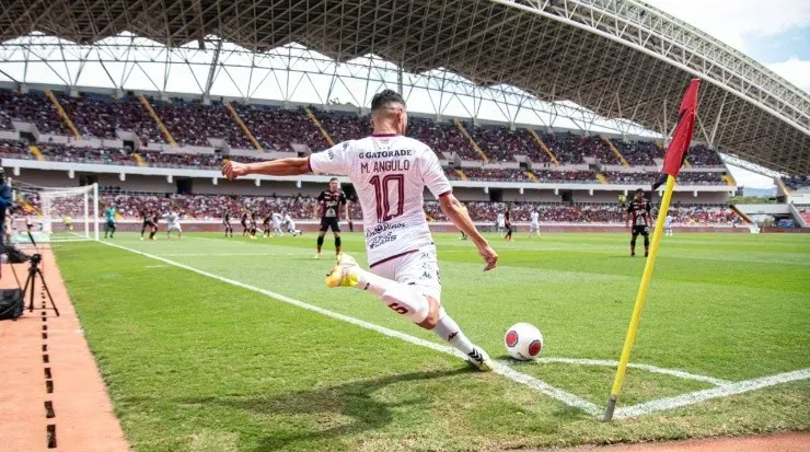Marvin Angulo cobrando tiro de esquina en el clásico anterior (Saprissa Oficial)