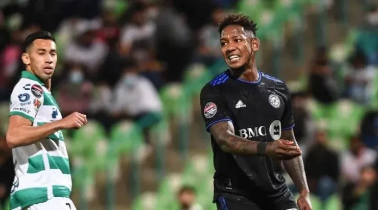 Romell Quioto acumuló dos amarillas ante el Santos Laguna.