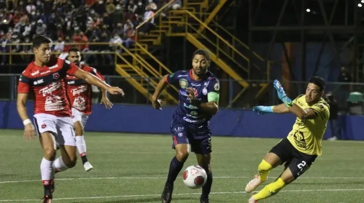 Álvaro Saborío anotpo ante Alajuelense, pero tras la sanción, su gol queda invalidado (ADSC Oficial)