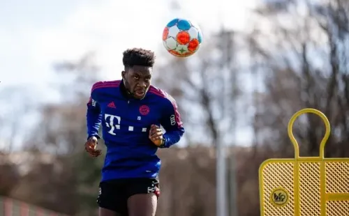 Alphonso Davies entrenando con el Bayer de Múnich