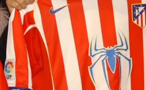 Por la firma con una famosa productora, el Colchonero tuvo que agregar el símbolo de Spiderman 2 al frente. Fuente: Getty Images