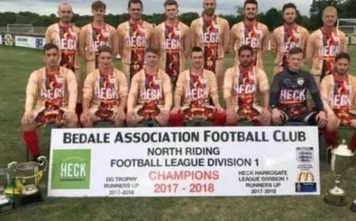 La camiseta en forma de pancho les trajo suerte: campeones de liga 2017-2018. Fuente: @afcbedale