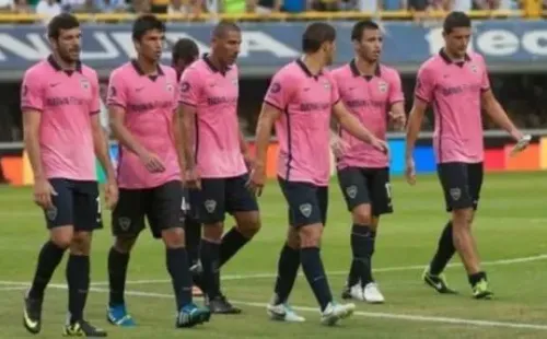 A fines de 2013, el Xeneize vistió una polémica playera rosa y las críticas llovieron al instante. Fuente: @bocajrsoficial