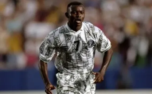 Aunque no lo parezca, esta era la camiseta alternativa de Nigeria. Fuente: Getty Images