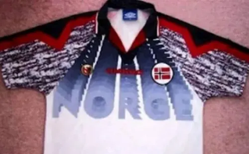 La camiseta suplente mostraba la influencia de los videojuegos de la época. Fuente: Getty Images