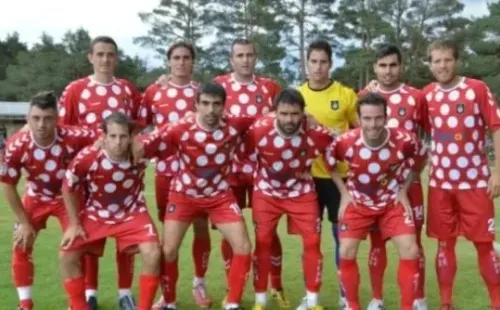 Los lunares sobre el fondo rojo es el detalle distintivo de la misma. Fuente: @recreativohuelva