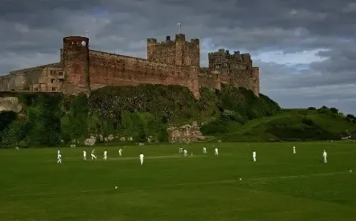A escasos metros de un castillo medieval los locales disfrutan del fútbol (Fuente: Getty Images)