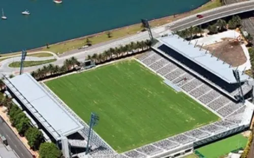 Los arquitectos decidieron que la cancha no tuviera una cuarta tribuna para que se vea la bahía (Fuente: Wikipedia)