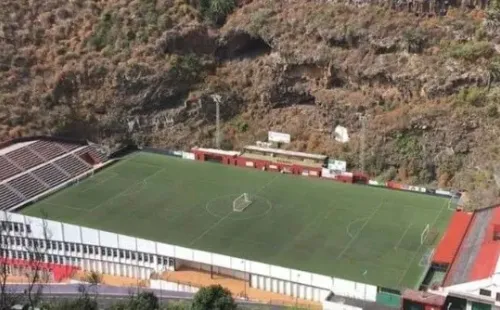 Una gema imperdible, una cancha al pie de una montaña y sobre un edificio de oficinas (Fuente: @CDMensajero)