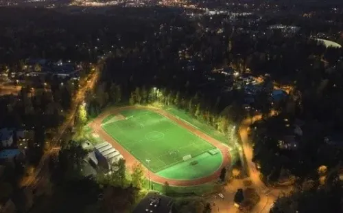 Sumergido entre la maleza de un parque público brilla esta cancha impecable en Finlandia. (Fuente: Unsplash)