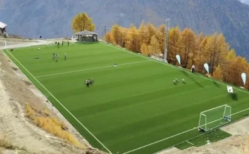 En medio de los Alpes suizos se encuentra este campo de juego único (Fuente: @FCGspon)