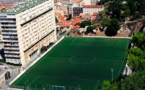 No tiene tribunas por eso el público se junta en los balcones del edificio (Fuente: Wikipedia)