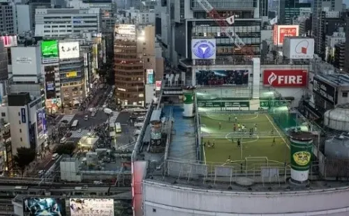 En la terraza de un alto edificio en Tokio luce este campo tan especial, que da vértigo (Fuente: Getty Images)