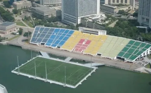 La belleza absoluta de la cancha flotante de Singapur ubicada en una bahía (Fuente: Wikipedia).