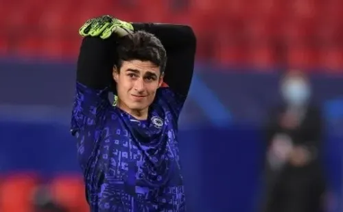 El español elongando en una entrada en calor en un partido con Chelsea. Fuente: Getty Images