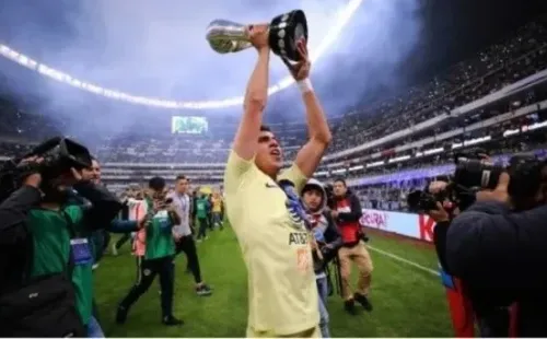 Corona en México levantando una de las copas que visten su palmarés individual. Fuente: Getty Images