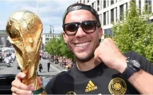 Con la Copa del Mundo en sus manos, el polaco-germano está en el ocaso de su carrera. Fuente: Getty Images