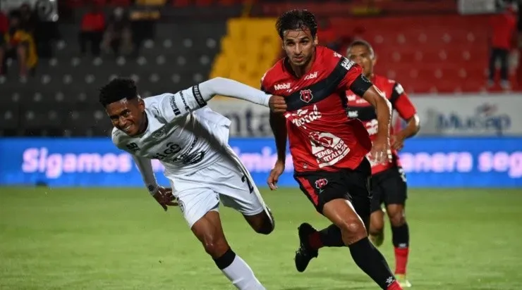 Bryan Ruiz defendió a Albert Rudé en este duro momento.