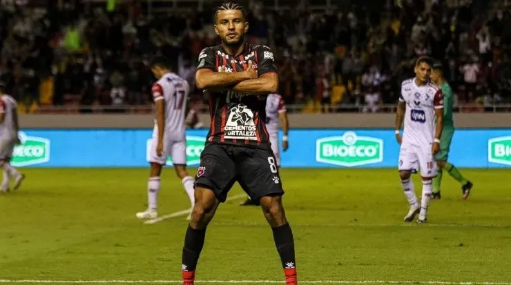 Johan Venegas celebrando su anotación (LDA Oficial)