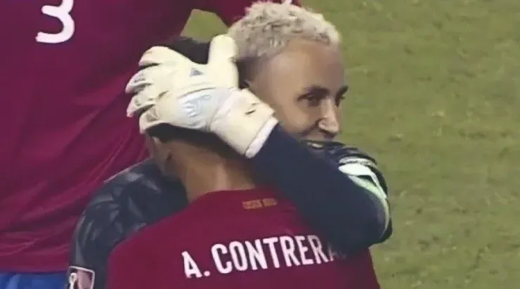 Keylor Navas felicitó a Anthony Contreras durante el partido con EEUU.