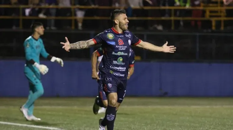 Jeffrey Valverde, celebrando su anotación. La tercera de la noche ante Saprissa. (ADSC Oficial)