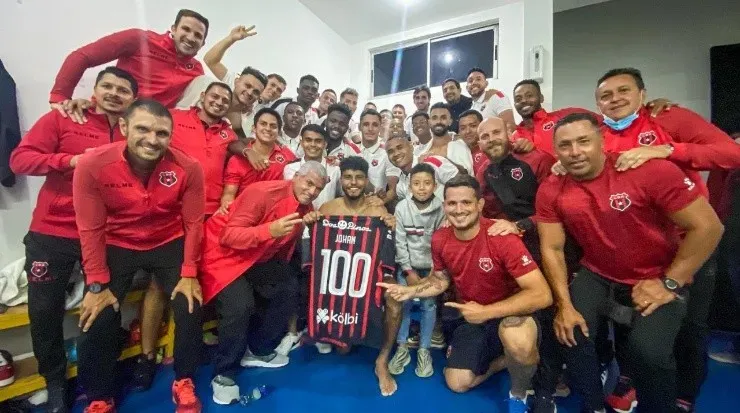 Celso Borges se encuentra bien de salud, pero por protocolo, decidieron alargar su retorno. Aquí posando en la foto del recuerdo de los 100 goles de Johan Venegas (LDA Oficial)