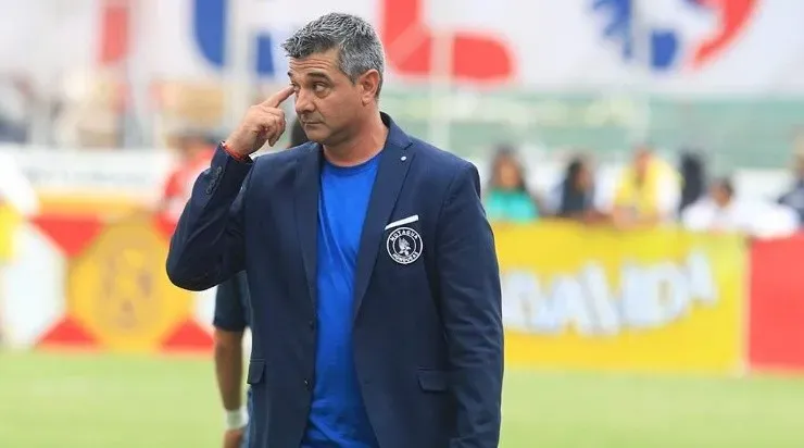 Diego Vázquez está sin club y es una posibilidad muy viable.