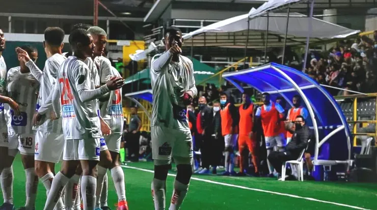 Josimar Méndez celebra su anotación ante Sporting FC (Santos FC)