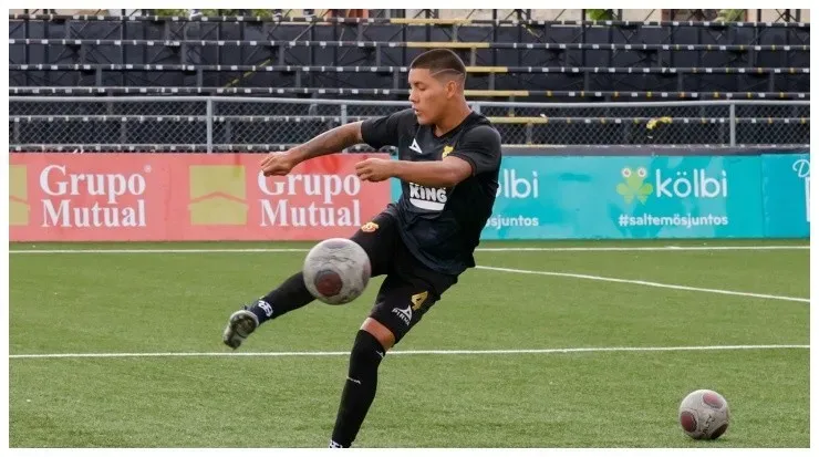 Orlando Galo, aquí en el calentamiento. El defensor fue el encargado de abrir la cuenta para Herediano apenas a los 48 segundos de juego (CSH Oficial)