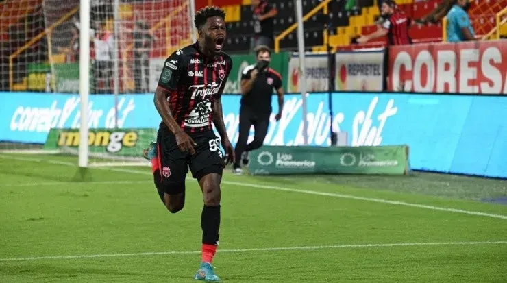 Freddy Góndola celebró con todo su sexto gol del torneo (LDA Oficial)
