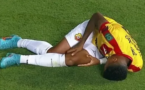 José Guillermo Ortiz salió lesionado en el partido entre Herediano y Saprissa.
